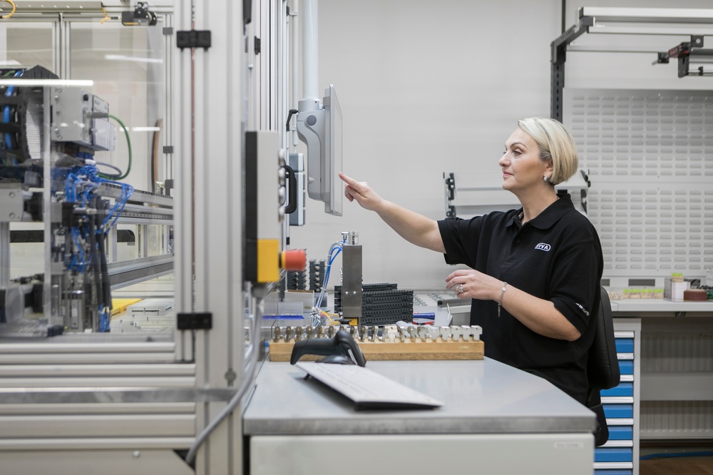 Frau in der Produktionshalle von EVVA