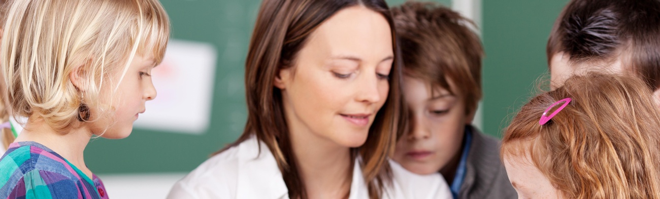 Lehrerin erklärt Volksschulkindern Naturwissenschaften