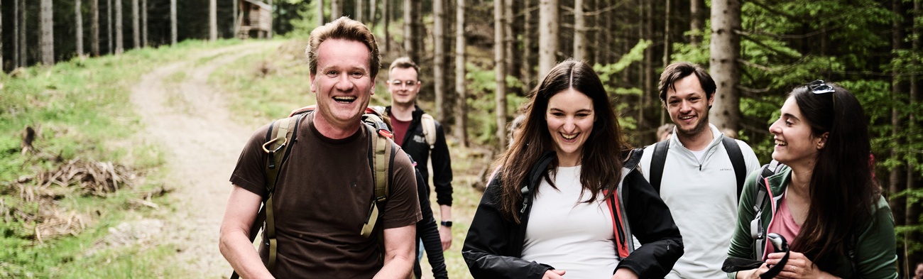 IV-Präsident Georg Knill beim Wandern mit jungen Menschen