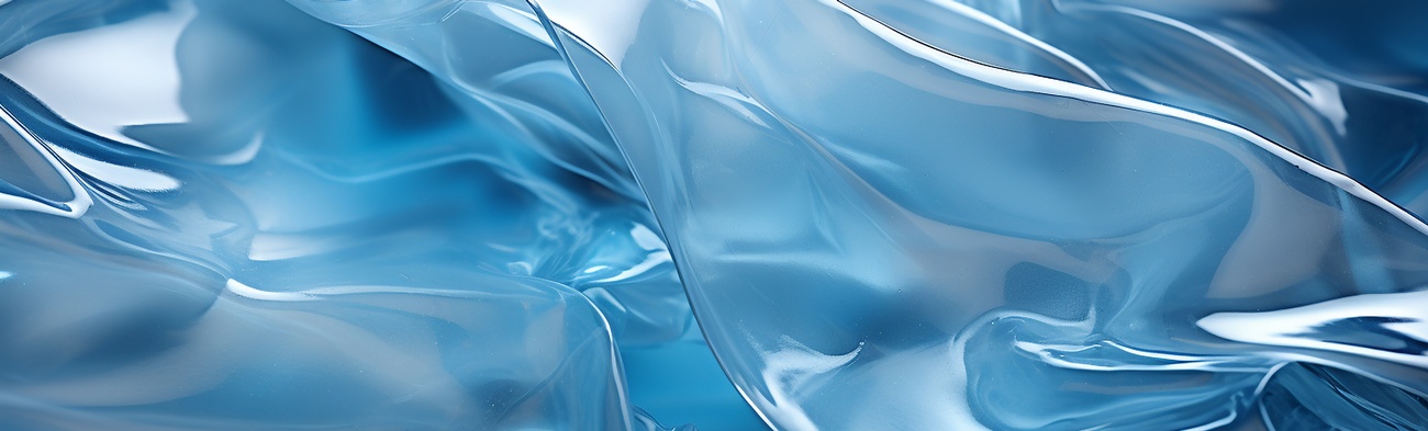 Transparente Plastikfolie auf dunklem und blauem Hintergrund