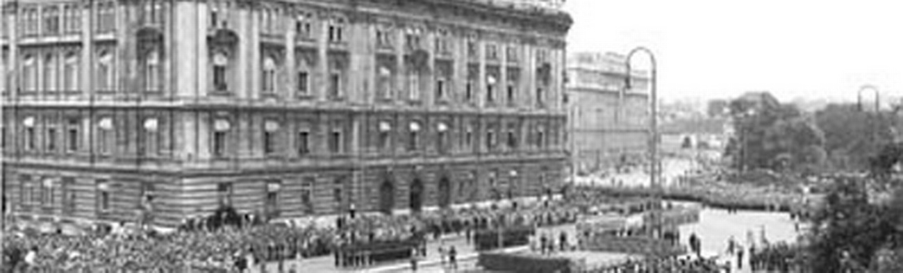 Letzte alliierte Militärparade vor dem Haus der Industrie, 1955