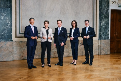 Präsidium mit Generalsekretär