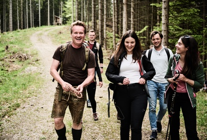 IV-Präsident Georg Knill beim Wandern mit jungen Menschen