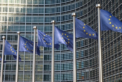 Europafahnen vor der EU-Kommission Brüssel