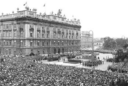 Letzte alliierte Militärparade vor dem Haus der Industrie, 1955