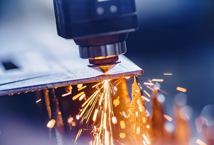 CNC-Lasermaschine schneidet Blech mit Lichtfunken