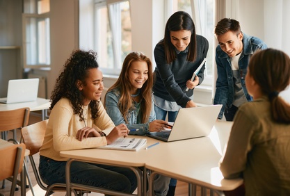 Studierende bei einer Gruppenarbeit
