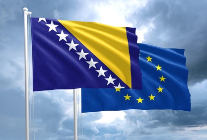 Flaggen der EU und Bosnien und Herzegowina