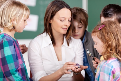 Lehrerin erklärt Volksschulkindern Naturwissenschaften