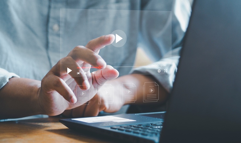 Geschäftsmann berührt mit seinen Händen einen virtuellen Bildschirm