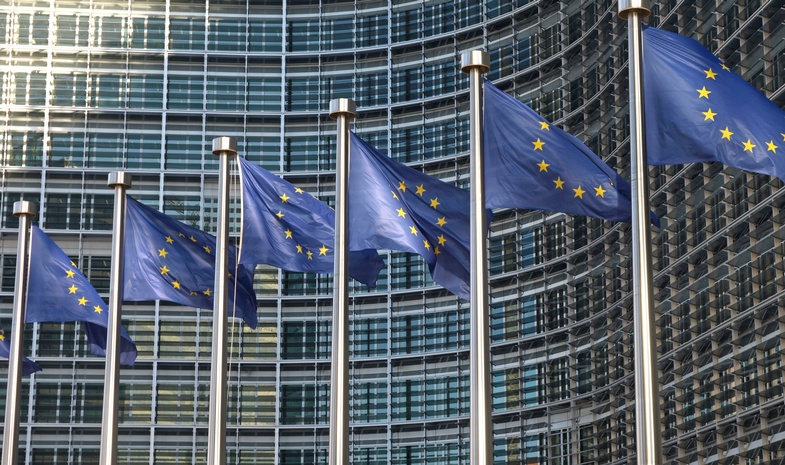 Europafahnen vor der EU-Kommission Brüssel