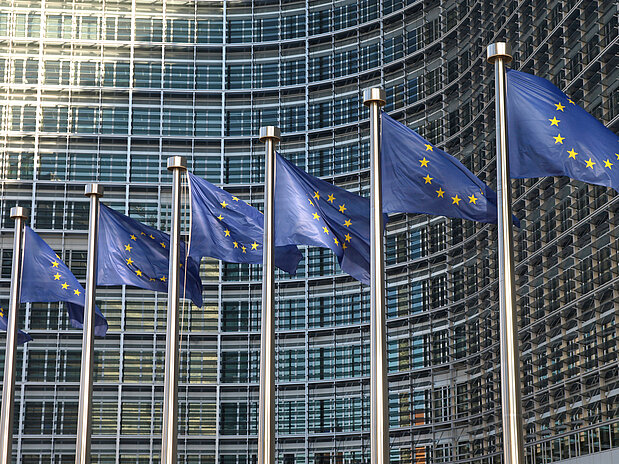 Europafahnen vor der EU-Kommission Brüssel