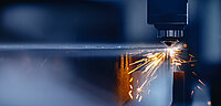 Laser-CNC-Schnitt aus Metall mit Lichtfunken
