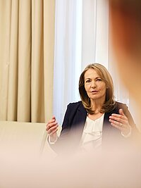 Claudia Mischensky im Gespräch mit einer weiteren Person