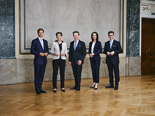 Präsidium mit Generalsekretär