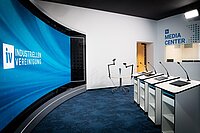 Technische Ausstattung des Media Center mit LED-Videowand