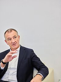 Peter Koren im Gespräch  mit einer anderen Person