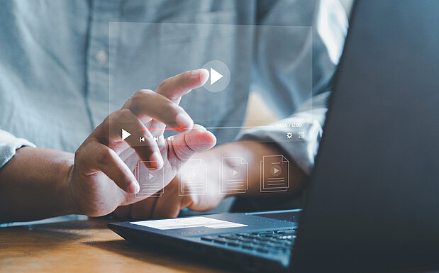Geschäftsmann berührt mit seinen Händen einen virtuellen Bildschirm