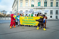 Als Tier verkleidete Menschen demonstrieren für das Mercosur-Abkommen vor dem Bundeskanzleramt