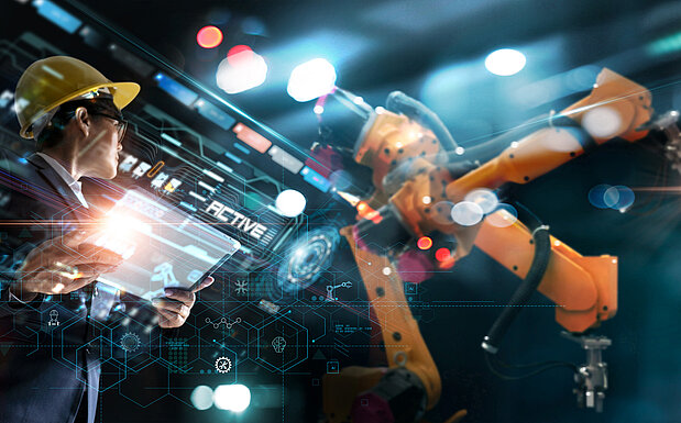 Ingenieur steuern Roboter auf Tablet