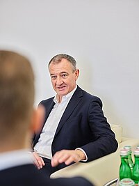 Peter Koren ist im Gespräch mit einer anderen Person