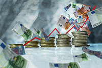 Illustration mit Münzen, Geldscheinen und einem Trendbarometer