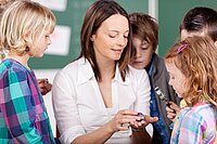 Lehrerin erklärt Volksschulkindern Naturwissenschaften