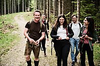 IV-Präsident Georg Knill beim Wandern mit jungen Menschen