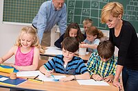 Eine Volksschulklasse wird von zwei Lehrern unterrichtet