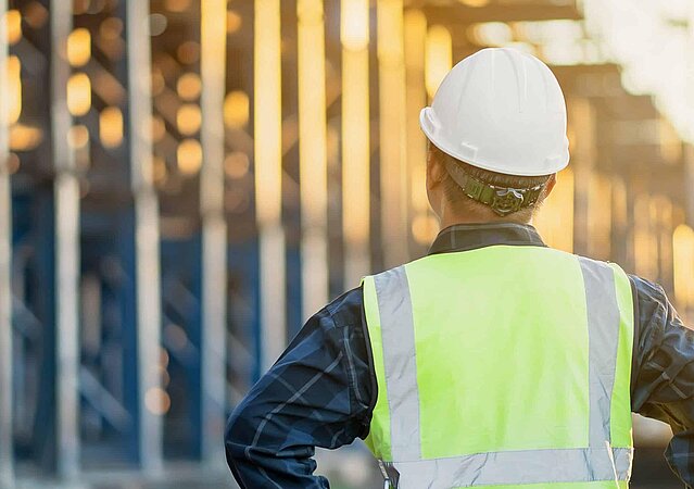 Vorarbeiter kontrolliert eine Braustelle